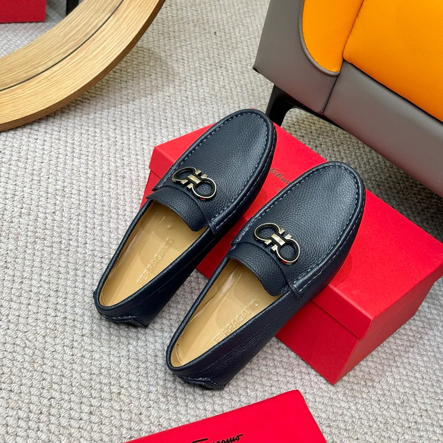Men's men's shoes 💰420 (Yangli) Ferragamo 〰Ferragamo 2⃣️0⃣️2⃣️5️⃣ New series 👊🏻 Upper 🇮🇹 Italian imported calfskin, original outsole molding. Water-dyed sheepskin lining. The identity of every successful man is set off, and the upper and lower shoes are elegant and stable🚶🏻🚶🏻The high-end custom counter original replica is an eternal classic🔍️Number of codes: 38-46 with counter packaging